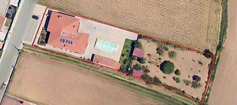 Moradia T4 de luxo com piscina e jardim privativo