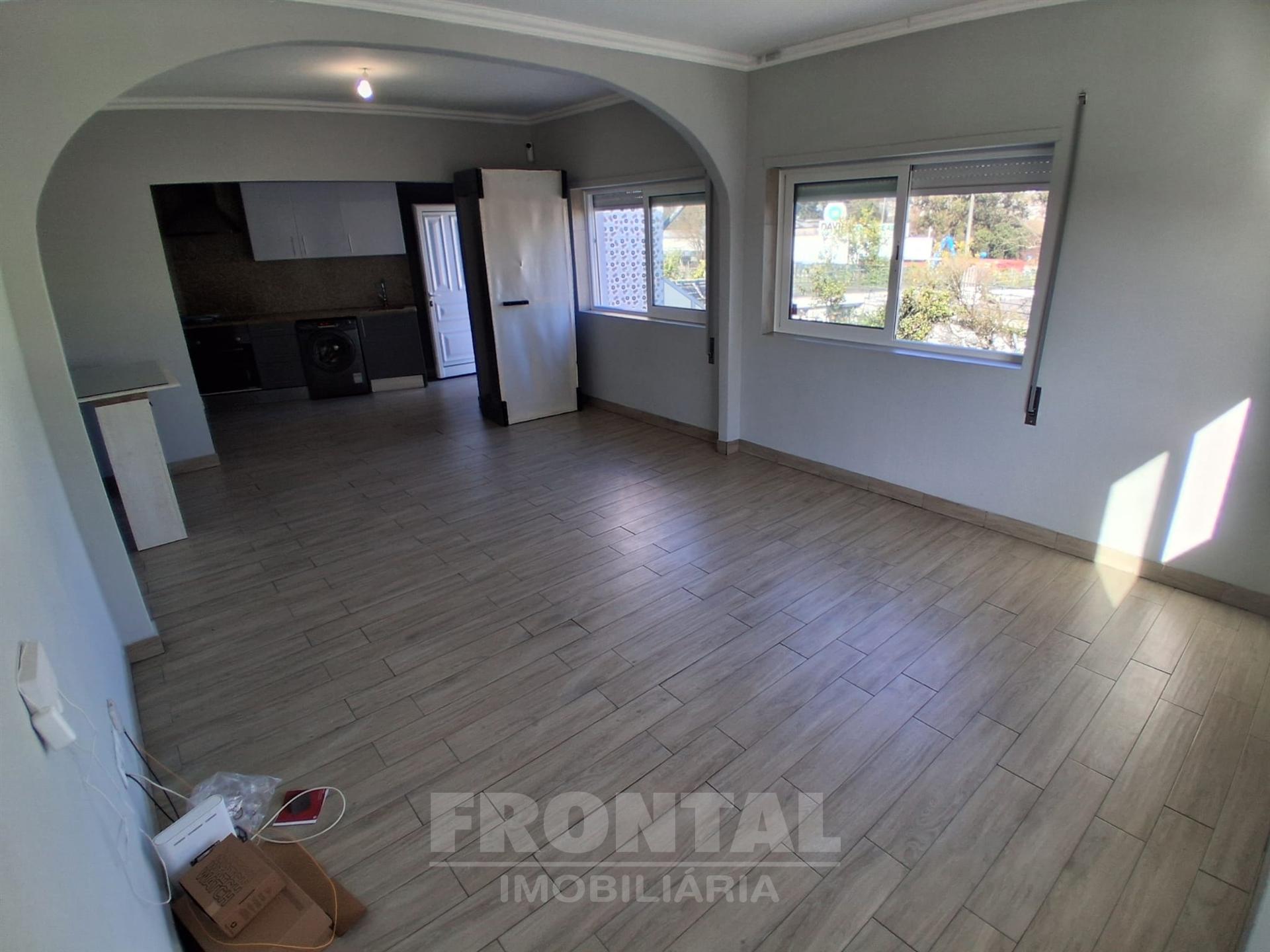 Andar Moradia T3 Renovado com Garagem | São Cosme, Gondomar