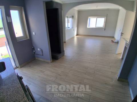 Andar Moradia T3 Renovado com Garagem | São Cosme, Gondomar