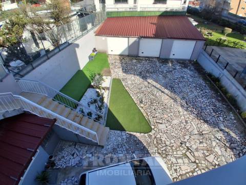 Andar Moradia T3 Renovado com Garagem | São Cosme, Gondomar