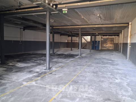 Armazém para Arrendamento - 957 m² | Cais Privado | Touguinhó, Vila Do Conde