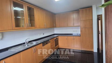 T3 Duplex em Condomínio Fechado com Piscina | Lavra, Matosinhos