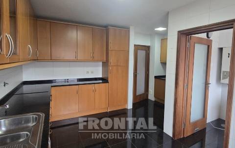 T3 Duplex em Condomínio Fechado com Piscina | Lavra, Matosinhos
