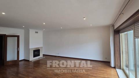 T3 Duplex em Condomínio Fechado com Piscina | Lavra, Matosinhos