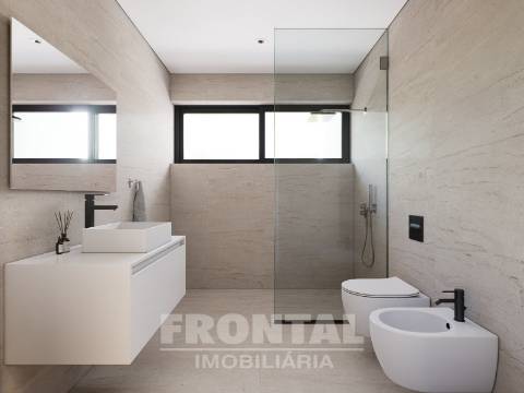 Moradias T3 de 2 e 3 Frentes em Condomínio Fechado com Piscina