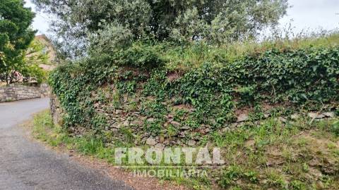 Terreno Misto com 1 104 m² — Potencial de Construção e Natureza Envolvente