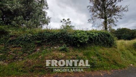 Terreno Misto com 1 104 m² — Potencial de Construção e Natureza Envolvente