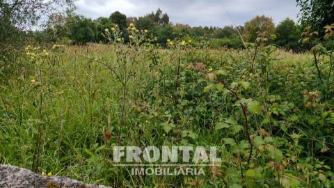 Terreno Misto com 1 104 m² — Potencial de Construção e Natureza Envolvente