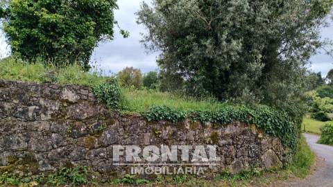 Terreno Misto com 1 104 m² — Potencial de Construção e Natureza Envolvente