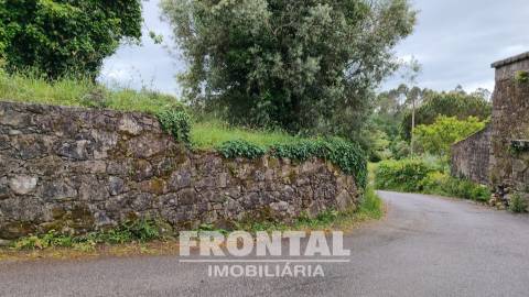 Terreno Misto com 1 104 m² — Potencial de Construção e Natureza Envolvente