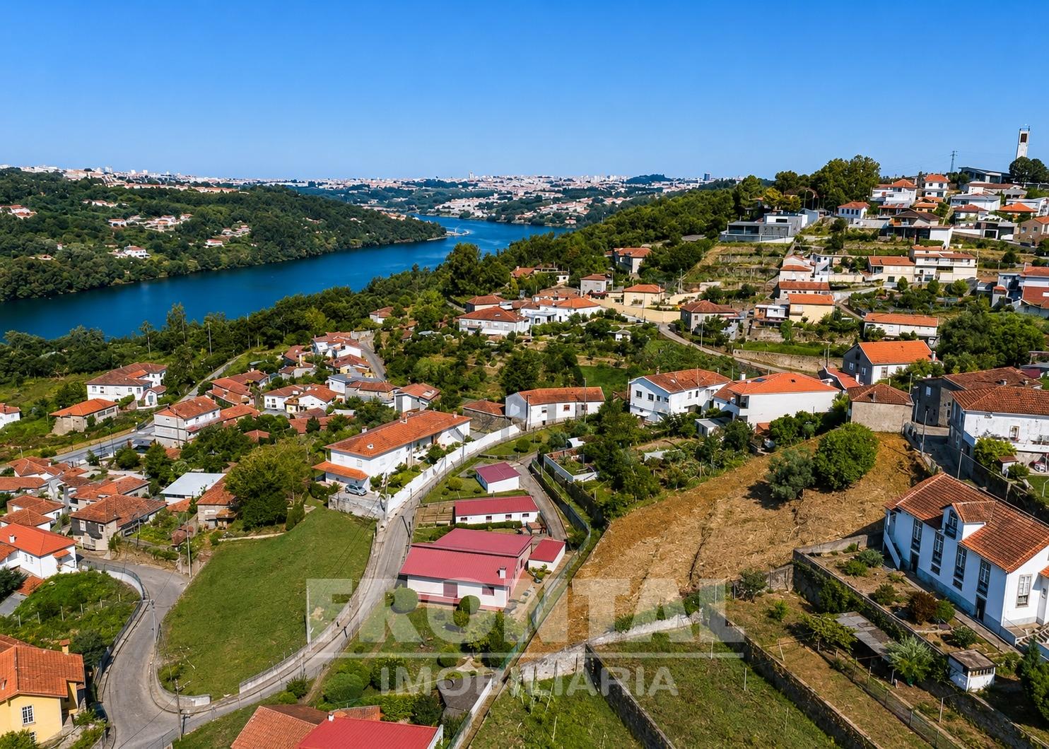 Terreno com Projeto Aprovado para Moradia T3 com Piscina | Pronto para Construção