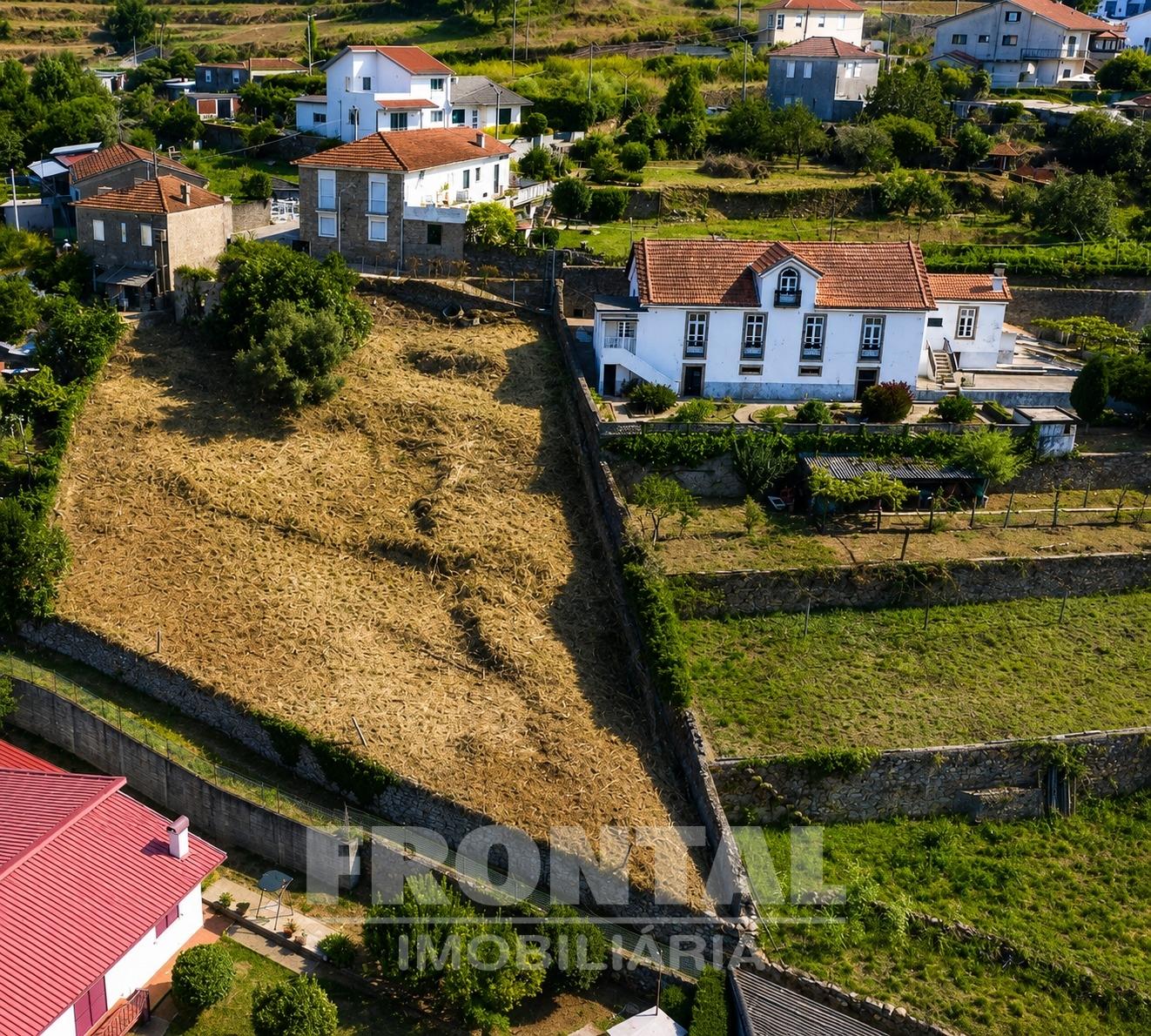 Terreno com Projeto Aprovado para Moradia T3 com Piscina | Pronto para Construção