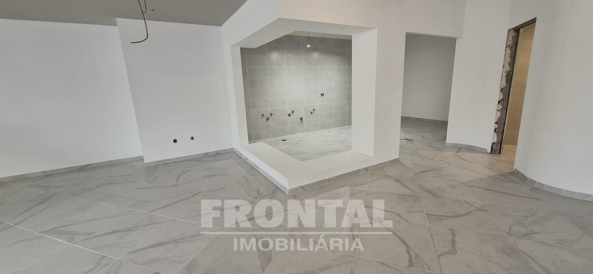 Loja Subcave Elevada para Arrendamento | São Mamede De Infesta, Matosinhos, Porto
