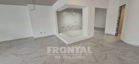 Loja Subcave Elevada para Arrendamento | São Mamede De Infesta, Matosinhos, Porto