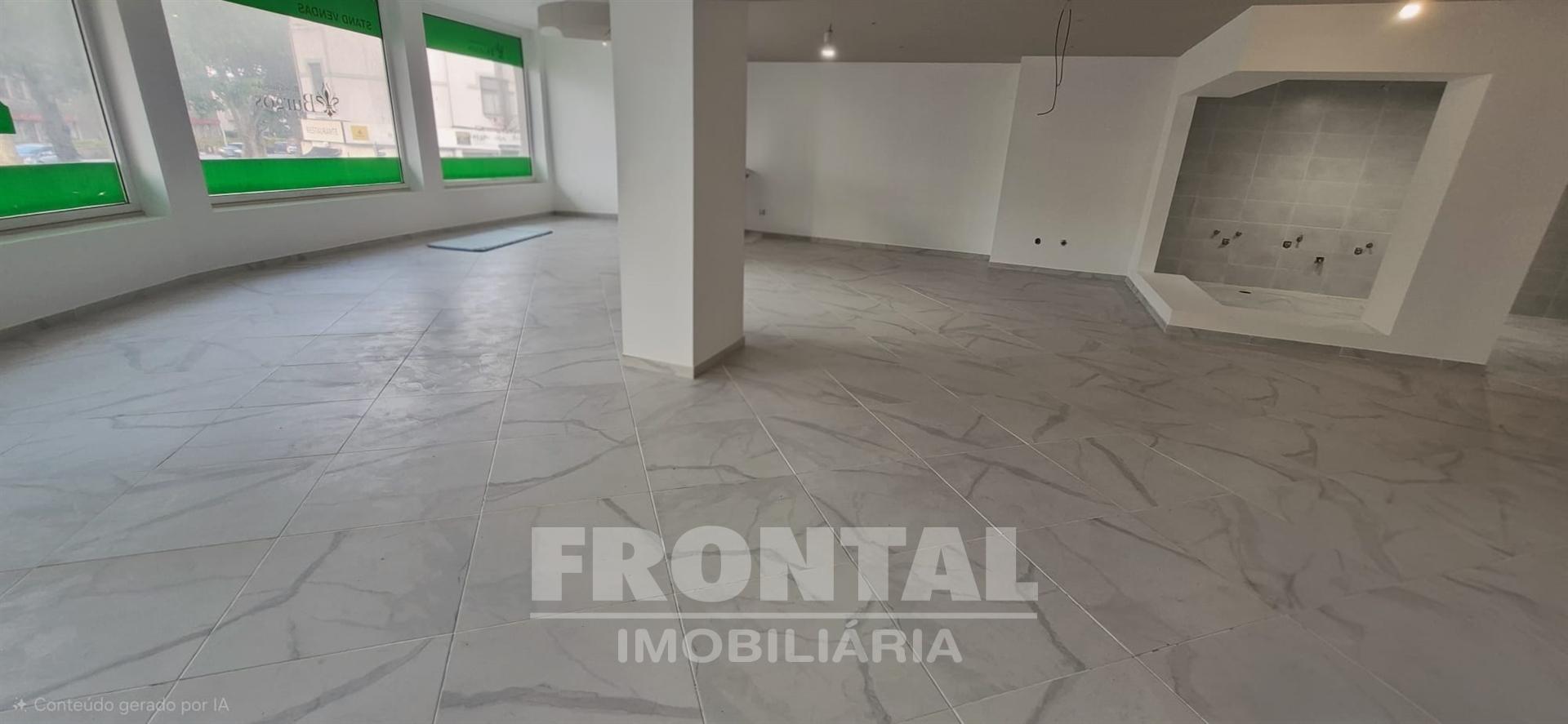 Loja Subcave Elevada para Arrendamento | São Mamede De Infesta, Matosinhos, Porto