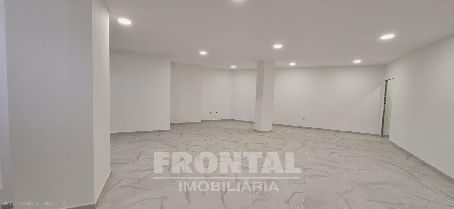 Loja Subcave Elevada para Arrendamento | São Mamede De Infesta, Matosinhos, Porto