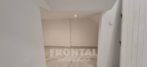 Loja Subcave Elevada para Arrendamento | São Mamede De Infesta, Matosinhos, Porto