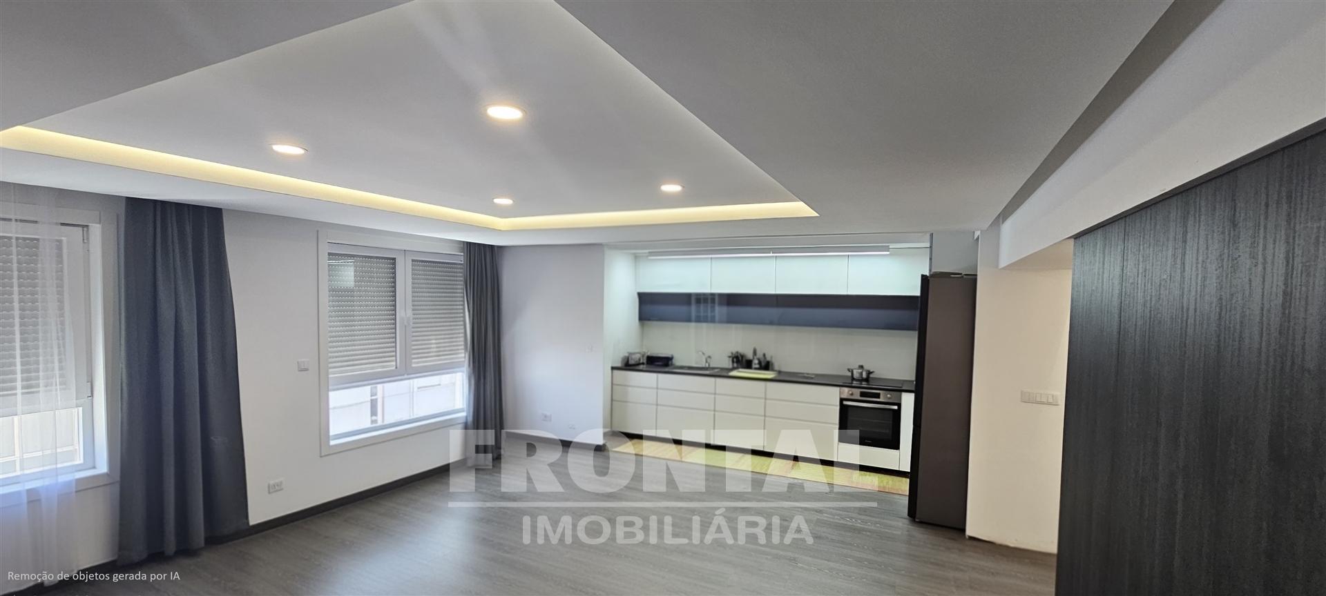 Apartamento T2+1 Remodelado | 2 Suites e 2 Lugares de Garagem