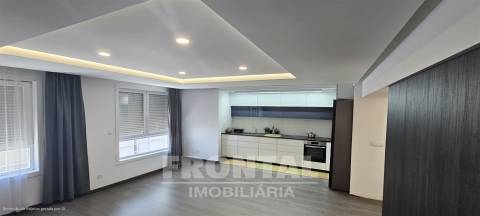 Apartamento T2+1 Remodelado | 2 Suites e 2 Lugares de Garagem