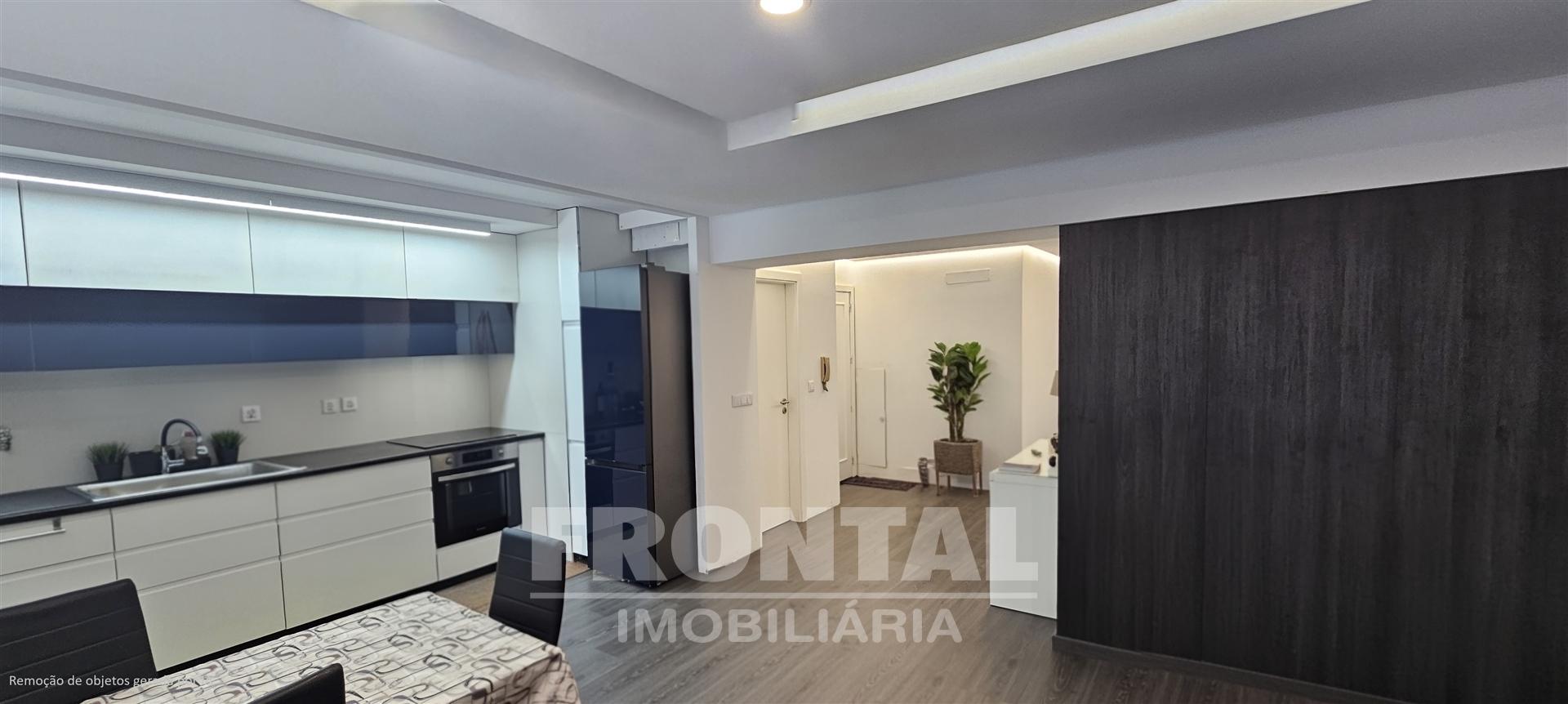 Apartamento T2+1 Remodelado | 2 Suites e 2 Lugares de Garagem