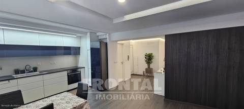 Apartamento T2+1 Remodelado | 2 Suites e 2 Lugares de Garagem