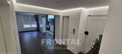 Apartamento T2+1 Remodelado | 2 Suites e 2 Lugares de Garagem