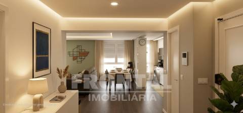 Apartamento T2+1 Remodelado | 2 Suites e 2 Lugares de Garagem