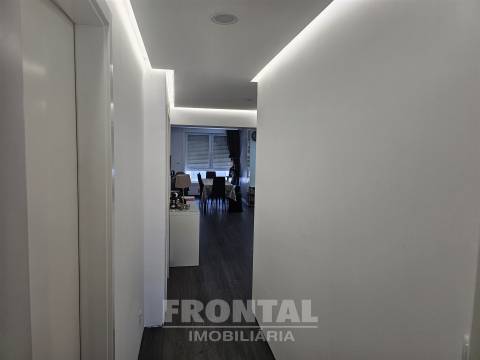 Apartamento T2+1 Remodelado | 2 Suites e 2 Lugares de Garagem