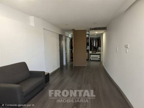 Apartamento T2+1 Remodelado | 2 Suites e 2 Lugares de Garagem