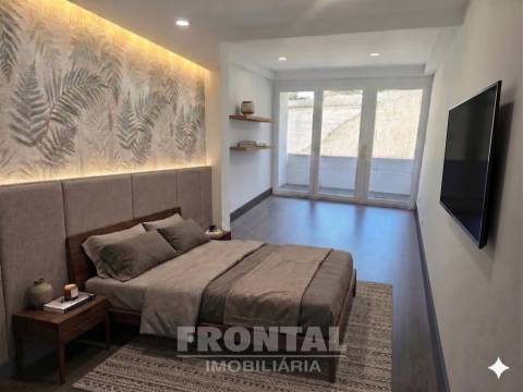 Apartamento T2+1 Remodelado | 2 Suites e 2 Lugares de Garagem