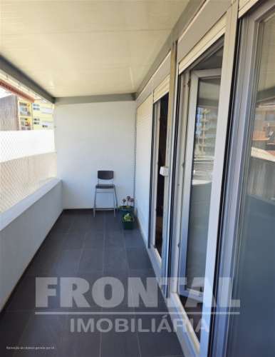 Apartamento T2+1 Remodelado | 2 Suites e 2 Lugares de Garagem
