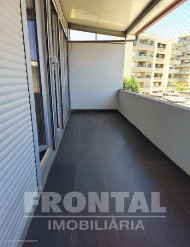 Apartamento T2+1 Remodelado | 2 Suites e 2 Lugares de Garagem