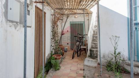 Conjunto de terrenos e moradia, para recuperar na aldeia de Pão Duro em Alcoutim.