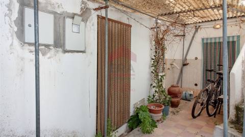 Conjunto de terrenos e moradia, para recuperar na aldeia de Pão Duro em Alcoutim.