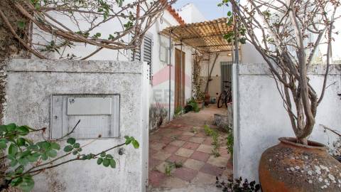 Conjunto de terrenos e moradia, para recuperar na aldeia de Pão Duro em Alcoutim.