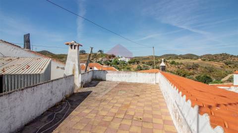 Conjunto de terrenos e moradia, para recuperar na aldeia de Pão Duro em Alcoutim.