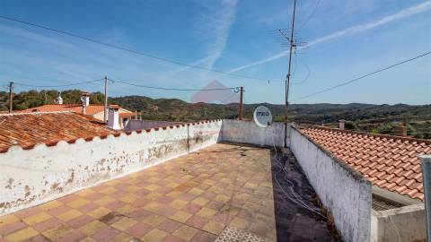 Conjunto de terrenos e moradia, para recuperar na aldeia de Pão Duro em Alcoutim.