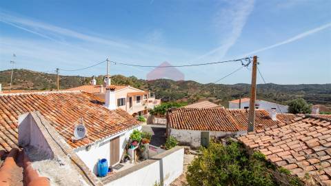 Conjunto de terrenos e moradia, para recuperar na aldeia de Pão Duro em Alcoutim.