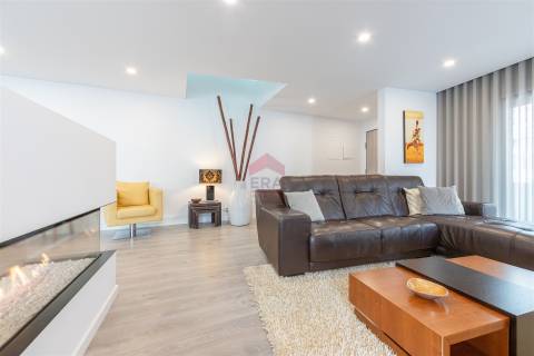 Moradia Geminada T3 Venda em Faro (Sé e São Pedro),Faro