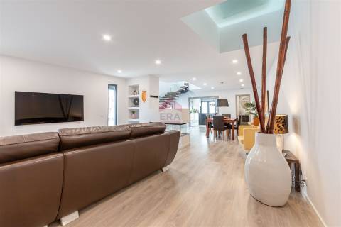 Moradia Geminada T3 Venda em Faro (Sé e São Pedro),Faro