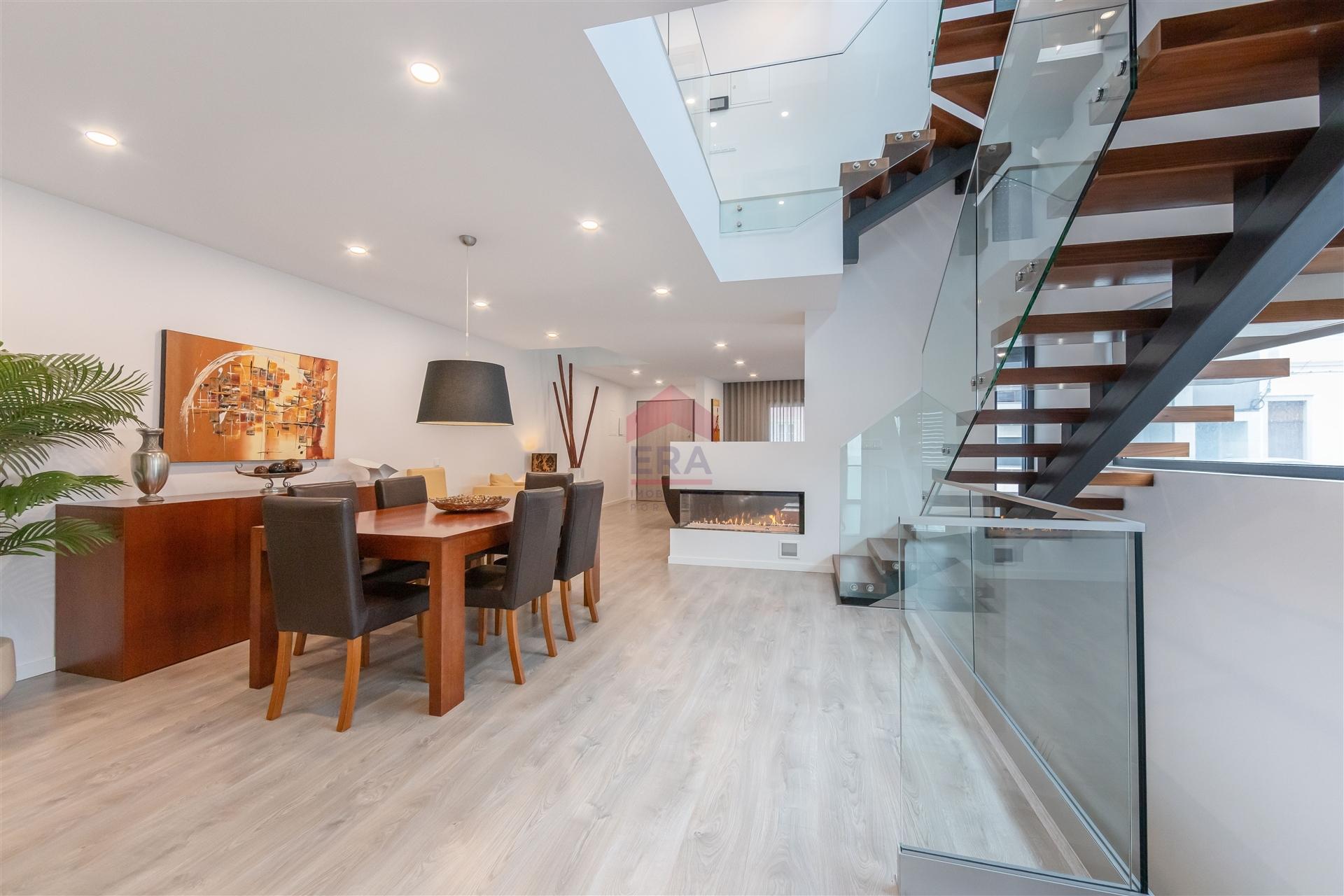 Moradia Geminada T3 Venda em Faro (Sé e São Pedro),Faro