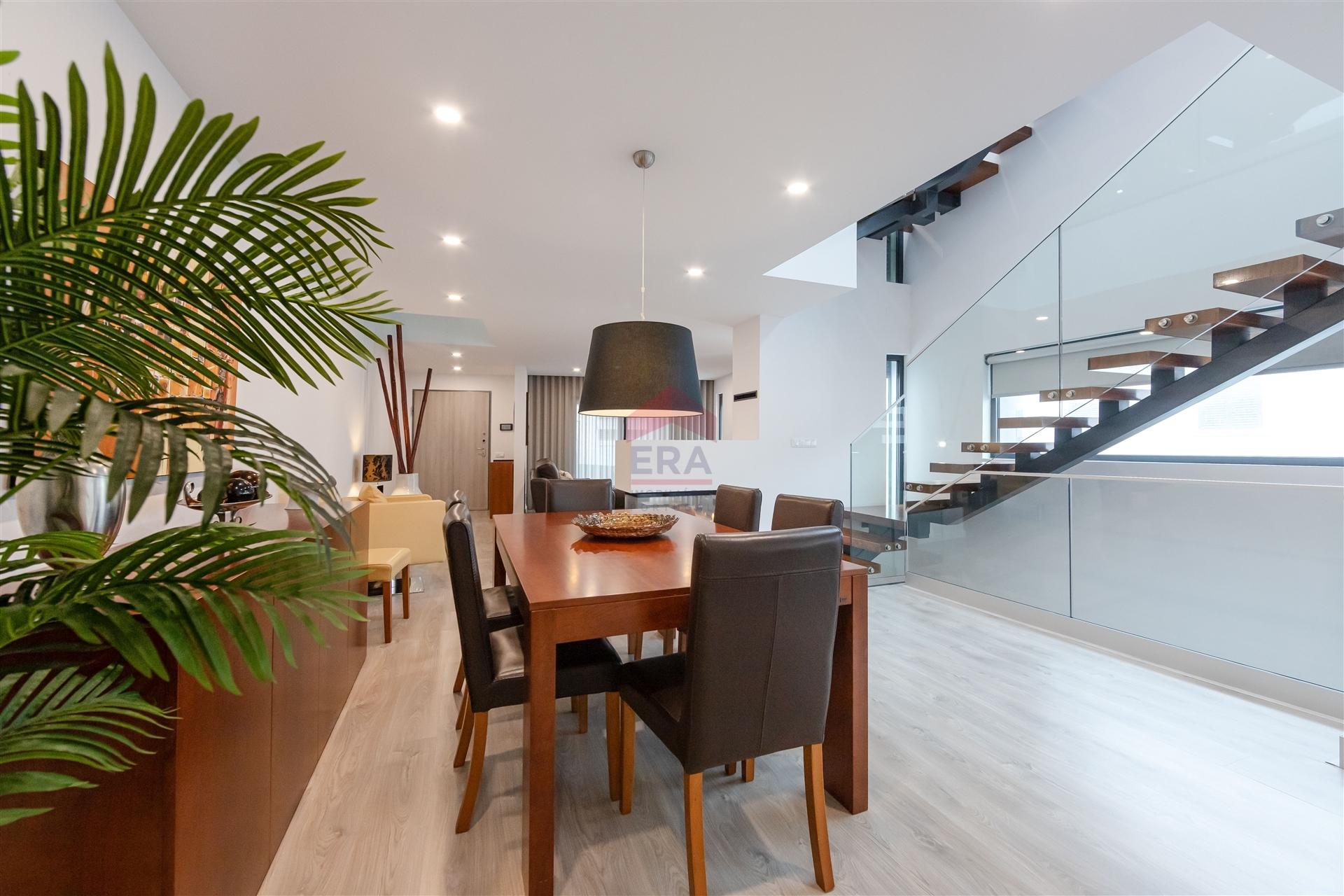 Moradia Geminada T3 Venda em Faro (Sé e São Pedro),Faro