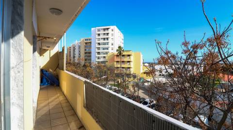 Apartamento T3 Trespasse em Faro (Sé e São Pedro),Faro