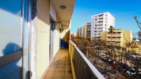 Apartamento T3 Trespasse em Faro (Sé e São Pedro),Faro