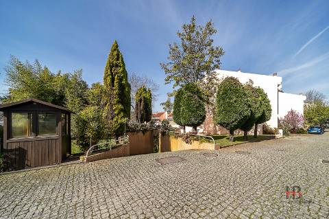 Moradia em Condomínio Fechado com Piscina