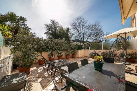 Moradia em Condomínio Fechado com Piscina