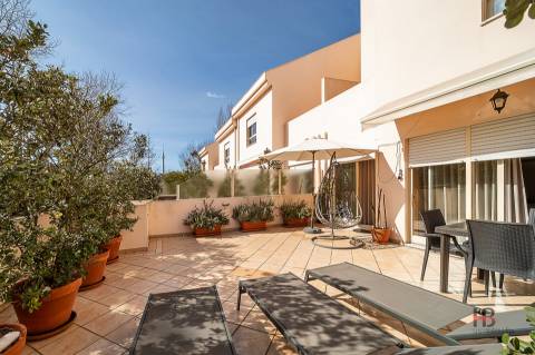 Moradia em Condomínio Fechado com Piscina