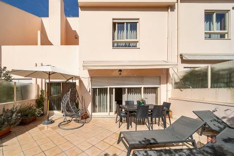 Moradia em Condomínio Fechado com Piscina