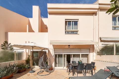 Moradia em Condomínio Fechado com Piscina