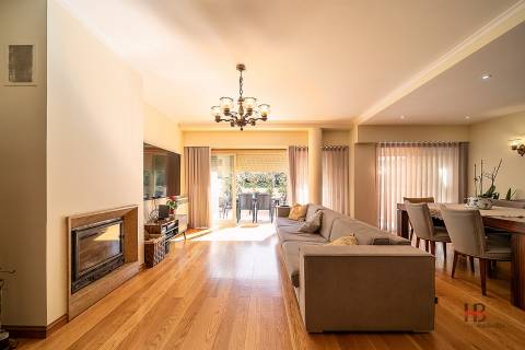 Moradia em Condomínio Fechado com Piscina